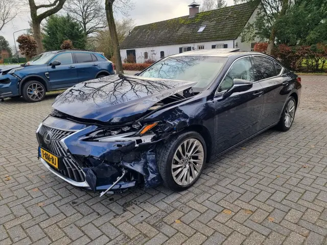 Lexus ES 300h President Line 2023 Hybride Benzine 7