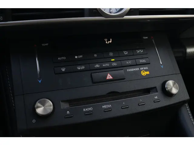 Lexus RC 300h F SPORT Line 2018 Hybride Benzine 28