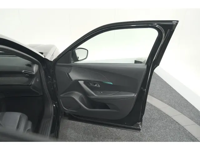 Peugeot 2008 PureTech 130 Allure Pack 2023 Benzine 60