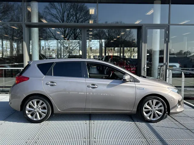 Toyota Auris 1.8 Hybrid Executive 2015 Hybride Benzine 15