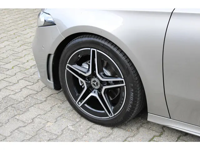 Mercedes-Benz A-Klasse 180 AMG 2019 Benzine 24