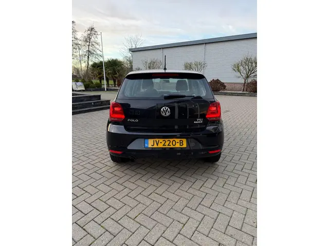 Volkswagen Polo - 1.2 TSI Comfortline - 2015 2015 Benzine 8