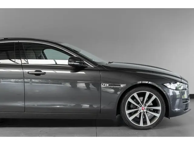 Jaguar XE 2.0 D Pure Leder Panorama 2018 Diesel 38