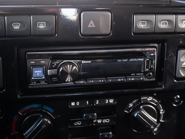 Land Rover Defender 2.2 D SW 90" XTech 2015 Diesel 40