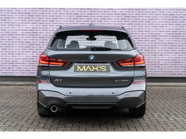 BMW X1 xDrive25e High Executive 2022 Hybride Benzine 13