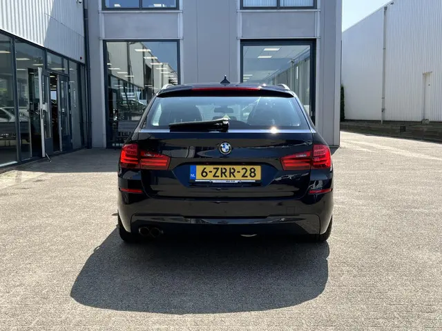 BMW 5 Serie Touring 520i High Executive 2015 Benzine 54