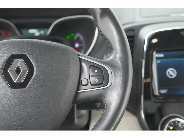 Renault Captur TCe 120 EDC Initiale Paris 2017 Benzine 38