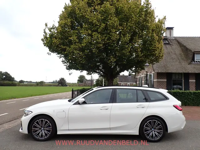BMW 3 Serie Touring 330e 2021 Hybride Benzine 6