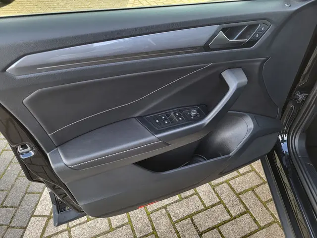 Volkswagen T-Roc 1.5 TSI Life Business 2024 Benzine 11