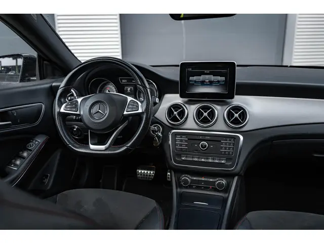 Mercedes-Benz CLA 180 AMG 2015 Benzine 12