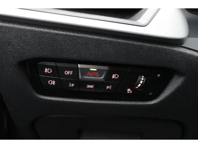 BMW 3 Serie 320i Executive Edition 2020 Benzine 27