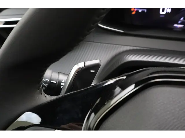 Peugeot 2008 1.2 Hybrid 145 Allure 2025 Hybride Benzine 22