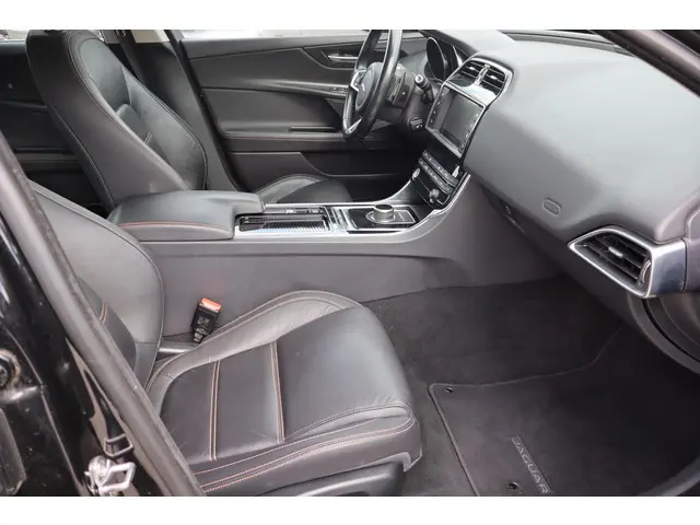 Jaguar XE 2.0 D R-Sport 2018 Diesel 13
