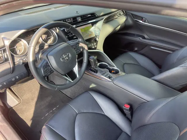 Toyota Camry 2.5 Hybrid Business + 2021 Hybride Benzine 12