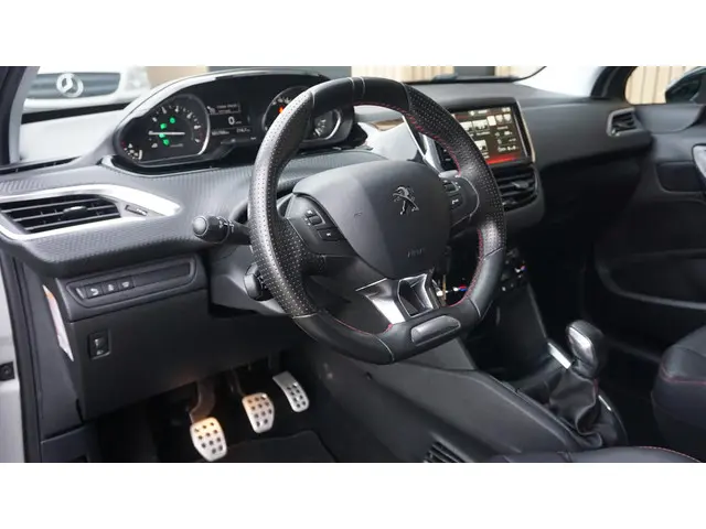 Peugeot 208 1.2 110pk 5Drs PureTech GT-line 2015 Benzine 9