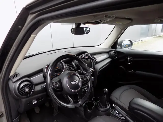 MINI Cooper Mini 1.5 Business Navi 6-Bak 2017 Benzine 15