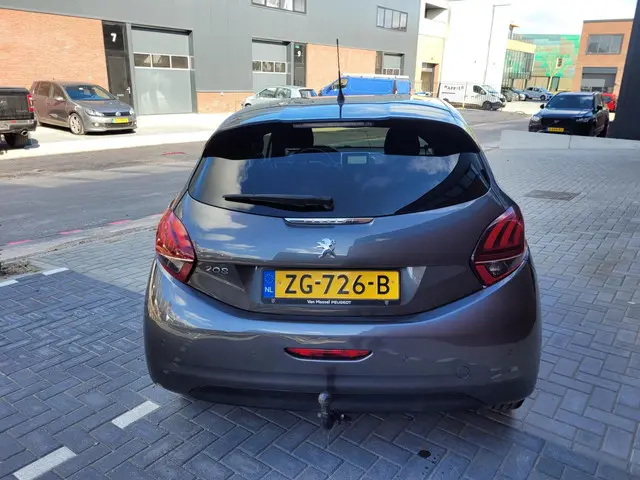 Peugeot 208 1.2 PureTech Signature 2019 Benzine 10