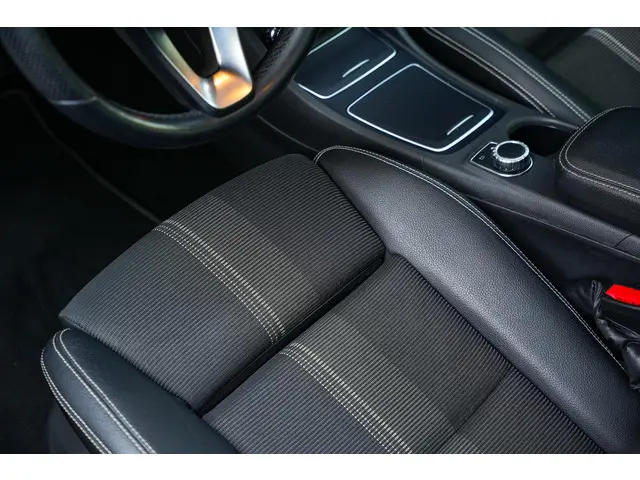 Mercedes-Benz GLA 180 Sport Edition 2019 Benzine 27