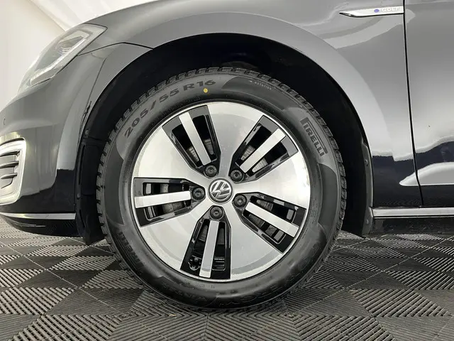 Volkswagen e-Golf {SOH-88%} 2019 Elektrisch 27