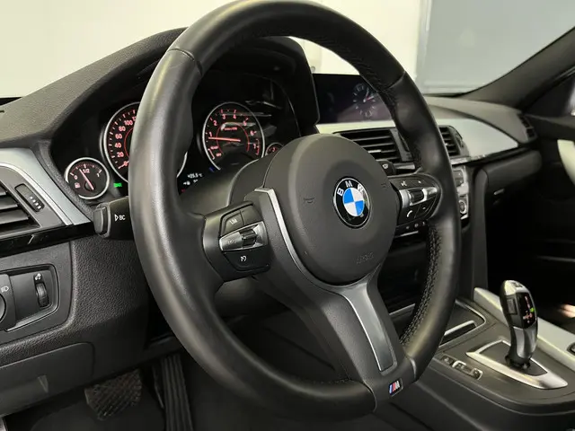 BMW 3 Serie Touring 320i M-sport 2017 Benzine 16