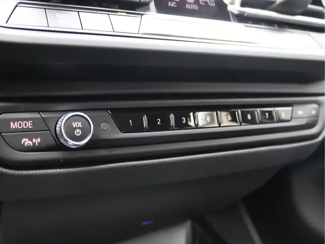 BMW 1 Serie 118i Business Edition 2022 Benzine 42