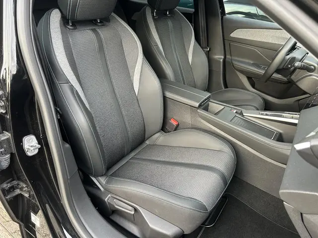 Peugeot 308 SW 1.2 Turbo 130 PK Allure 2024 Benzine 19