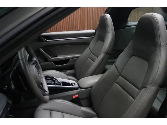 Porsche 911 3.0 4 Targa 2022 Benzine 16