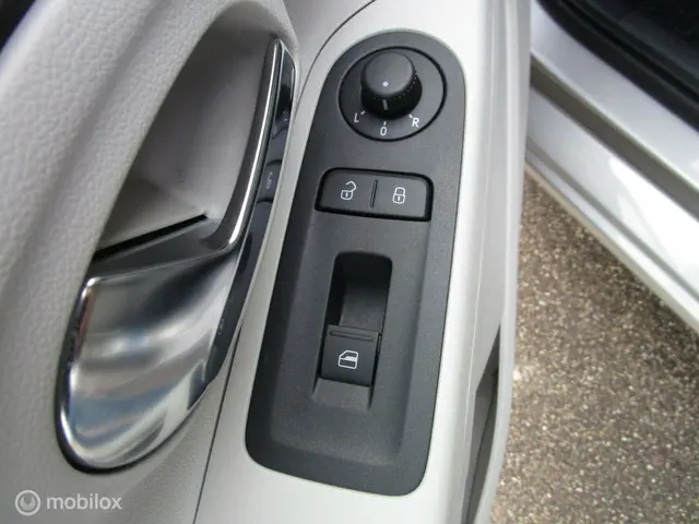 Volkswagen up! 1.0 cheer up! 2013 Benzine 16