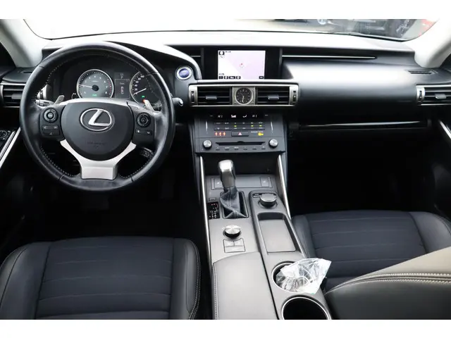 Lexus IS 2