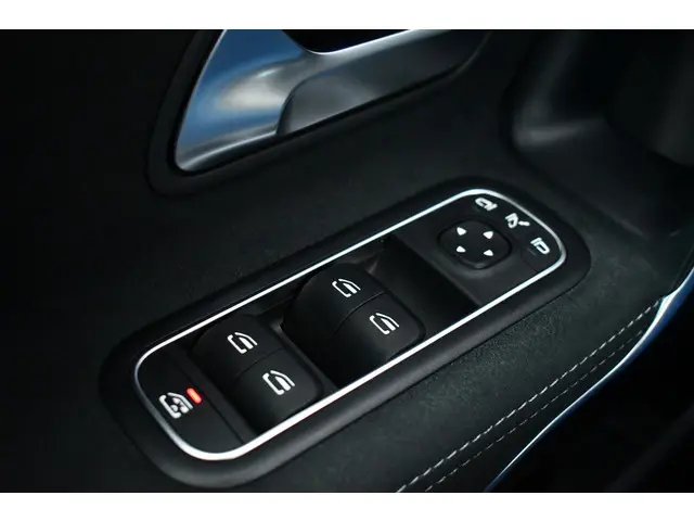 Mercedes-Benz A-Klasse 250 e AMG 2021 Hybride Benzine 29