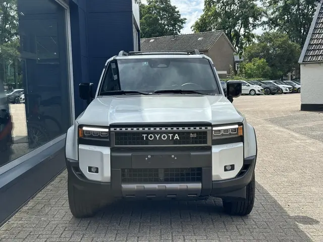 Toyota Land Cruiser 2