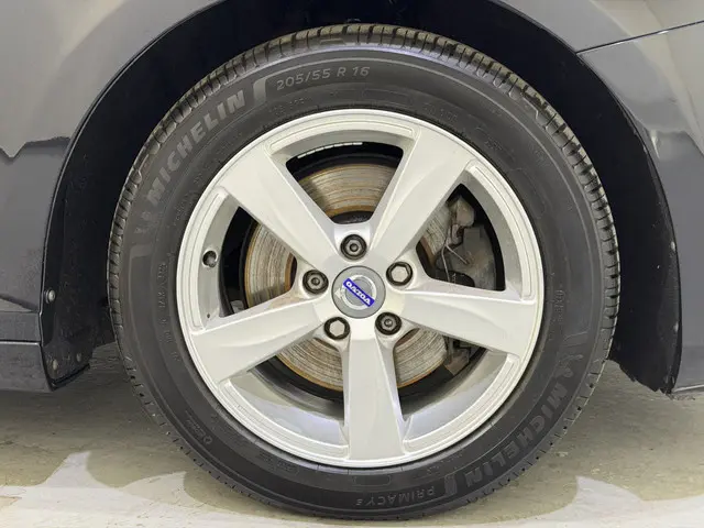 Volvo V40 V-40 1.6 T2 Momentum Navi 2014 Benzine 24