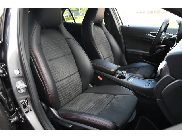 Mercedes-Benz GLA 180 AMG Night 2019 Benzine 35