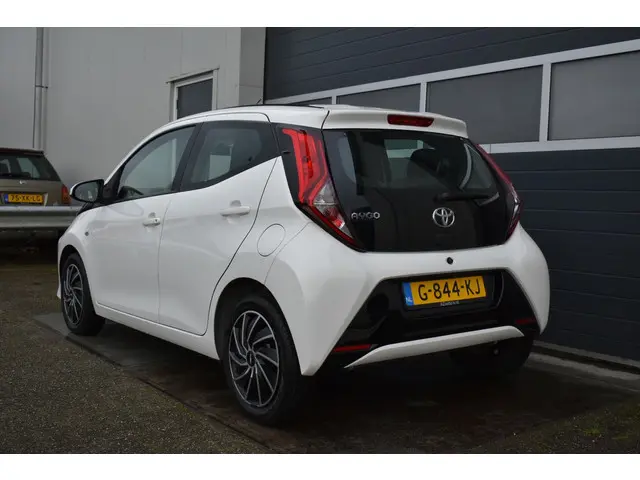 Toyota Aygo 1.0 VVT-i x-play limited 2019 Benzine 3