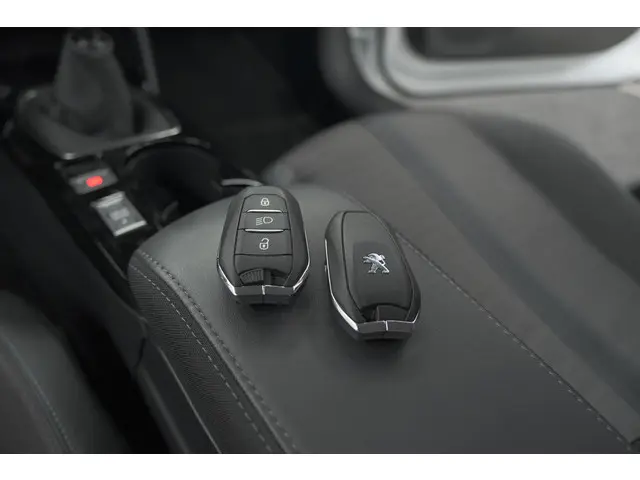 Peugeot 208 PureTech 100 Allure 2024 Benzine 16