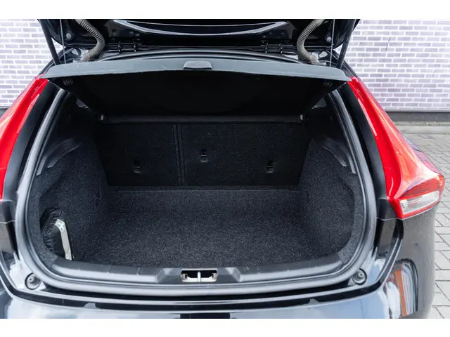 Volvo V40 T4 190pk R-Design 2018 Benzine 17