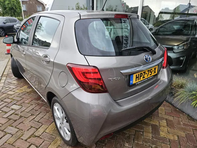 Toyota Yaris 1.5 Hybrid Dynamic 2015 Hybride Benzine 8