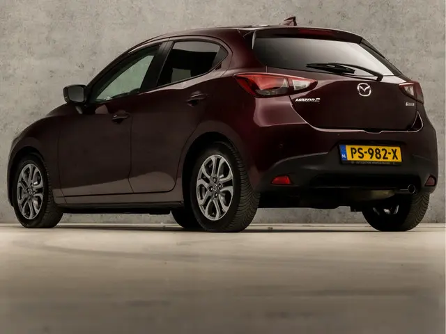 Mazda 2 3