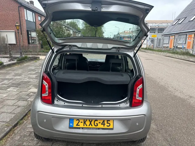 Volkswagen up! 1.0 move up! 2013 Benzine 9