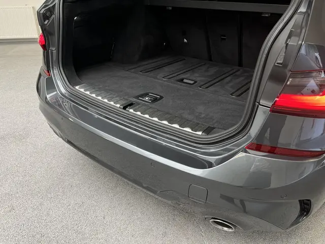 BMW 3 Serie Touring 330i xDrive M-sport 2019 Benzine 18