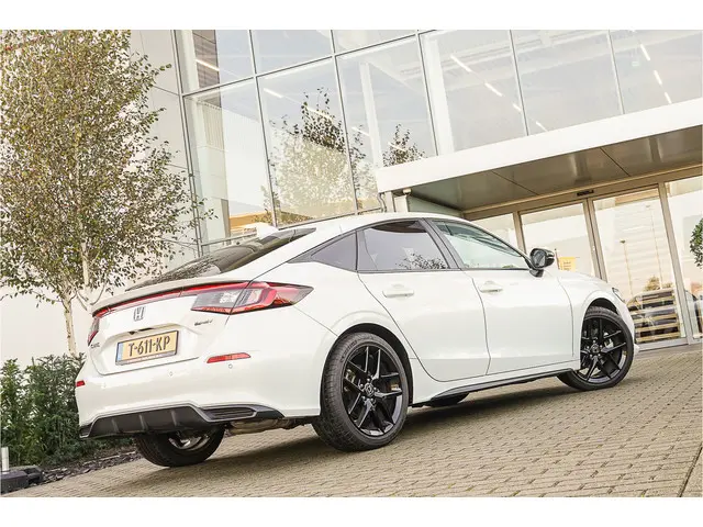 Honda Civic 2.0i e:HEV SPORT 2023 Hybride Benzine 24