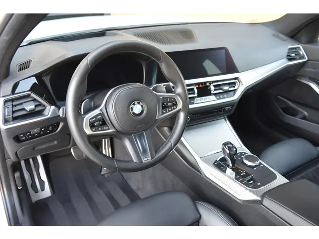 BMW 3 Serie 320i Executive Edition 2019 Benzine 9