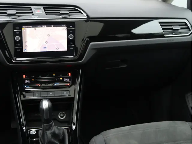 Volkswagen Touran 1.5 TSI Highline 7-zits 2023 Benzine 23