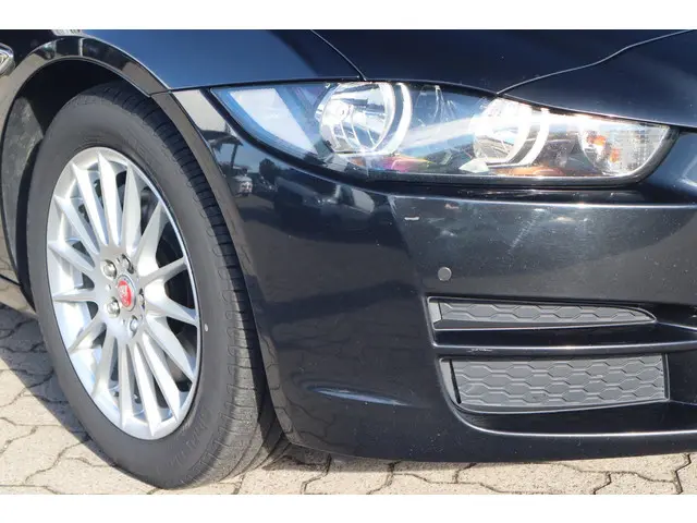 Jaguar XE 2.0 D Pure 2017 Diesel 13