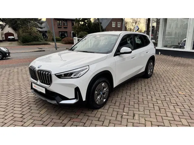 BMW iX1 xDrive30 Launch Edition 67 kWh 2023 Elektrisch 3