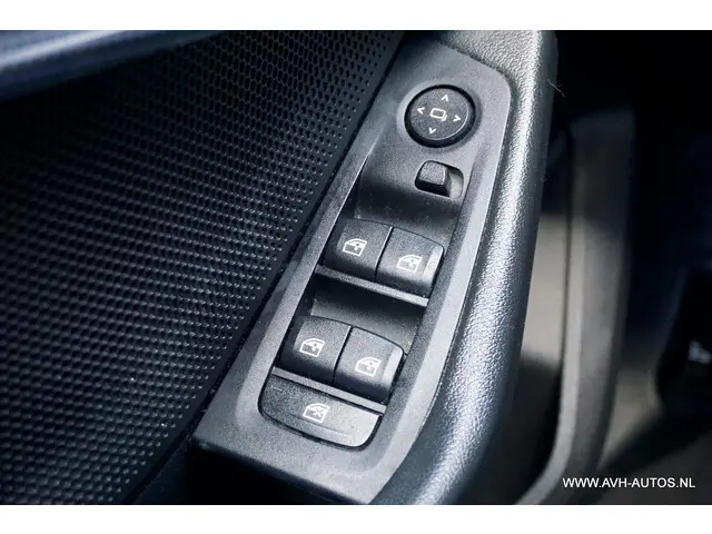 BMW 1 Serie 118i Executive Edition 2019 Benzine 17