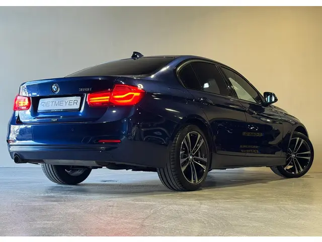 BMW 3 Serie 318i Executive 2017 Benzine 6