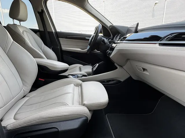 BMW X1 xDrive20i High Executive 2021 Benzine 3