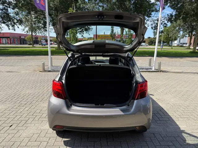 Toyota Yaris 1.5 Hybrid Dynamic 2015 Hybride Benzine 9