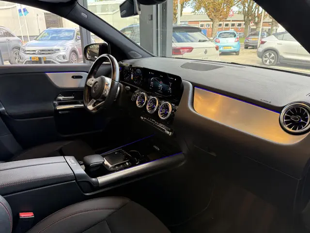Mercedes-Benz GLA 250 4MATIC AMG Line 2021 Benzine 4